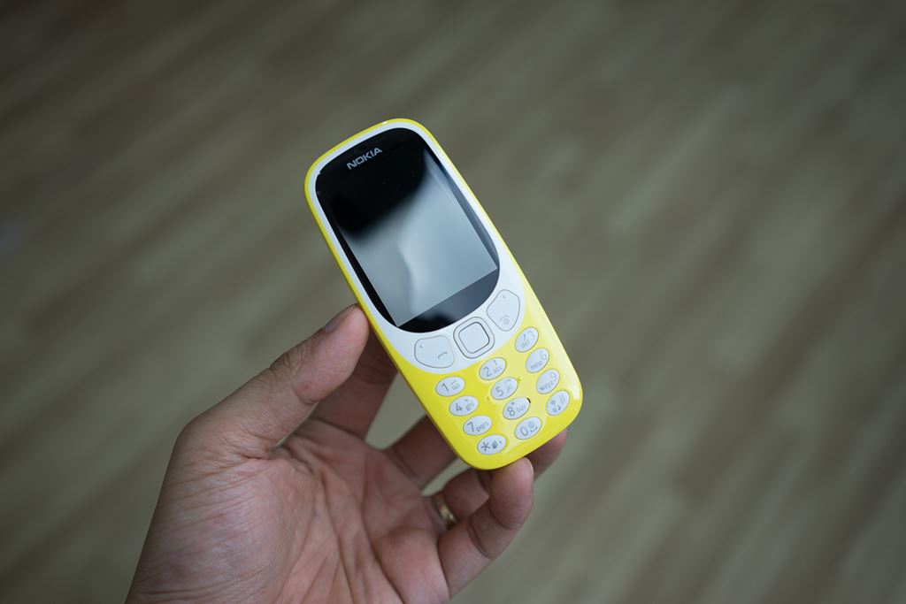 Bóng bẩy, mềm mại, màu sắc hơn là cảm nhận đầu tiên khi nhìn thấy chiếc Nokia 3310 (2017). 