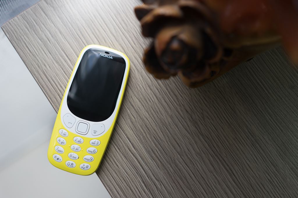 Dù chất cục mịch, những đường nét mộc mạc khỏe khoắn xưa nay trên dòng điện thoại cơ bản của Nokia đã phai nhạt khá nhiều, nhưng phong cách mới cũng giúp Nokia 3310 2017 thu hút sự chú ý hơn.
