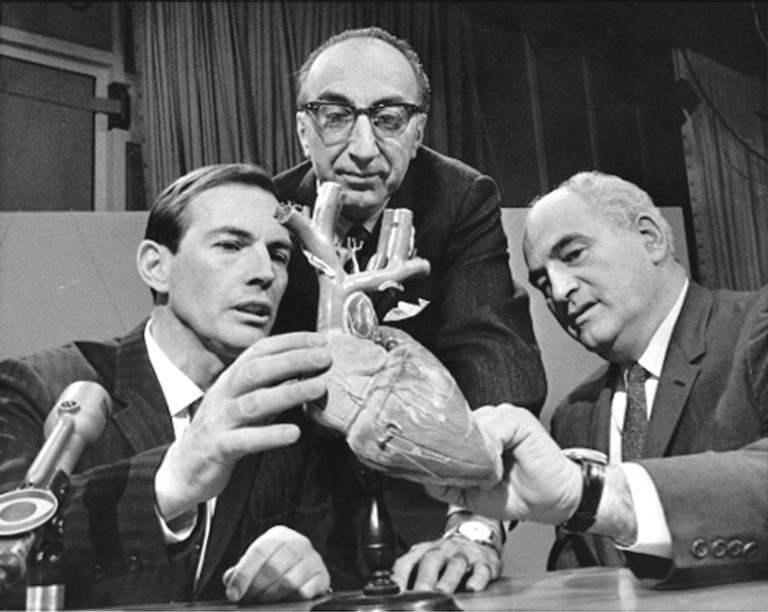Bác sĩ Christian Barnard minh họa về cuộc phẫu thuật tim đầu tiên trong buổi họp báo cách đây 50 năm. Ảnh: Telegraph