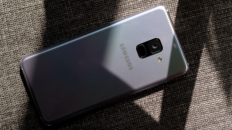 Galaxy A8 2018 có vị trí đặt vân tay mới tốt hơn phiên bản cũ