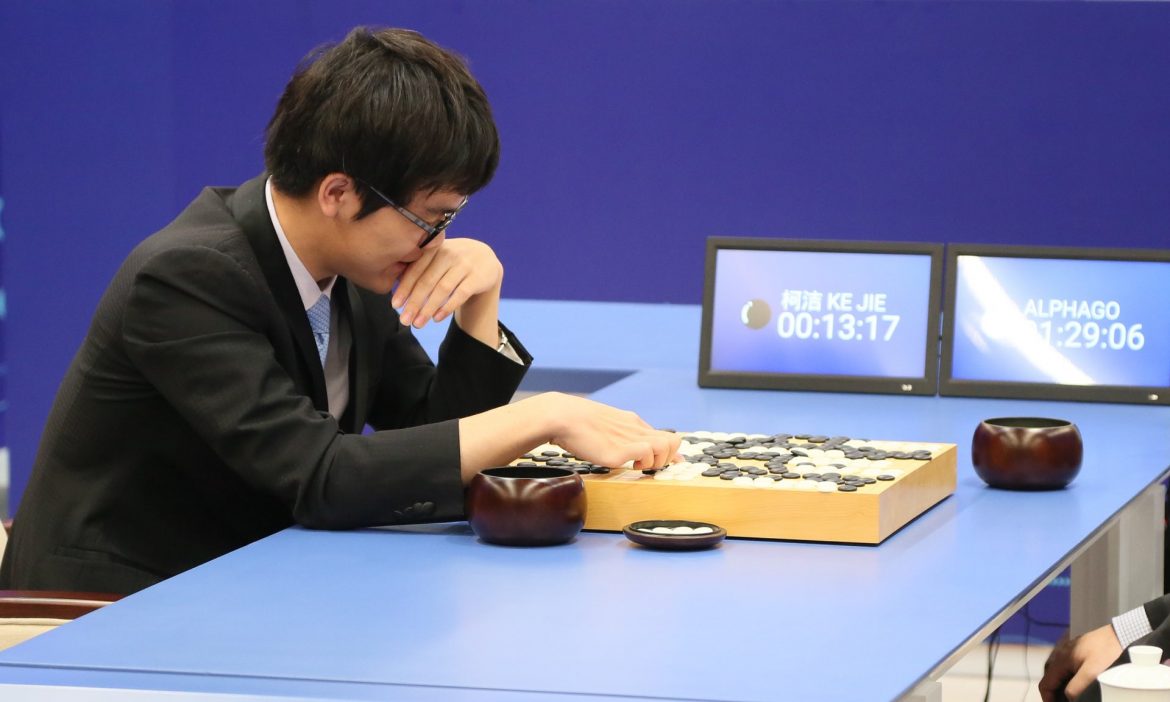 Ke Jie trong một lần so tài với AI AlphaGo