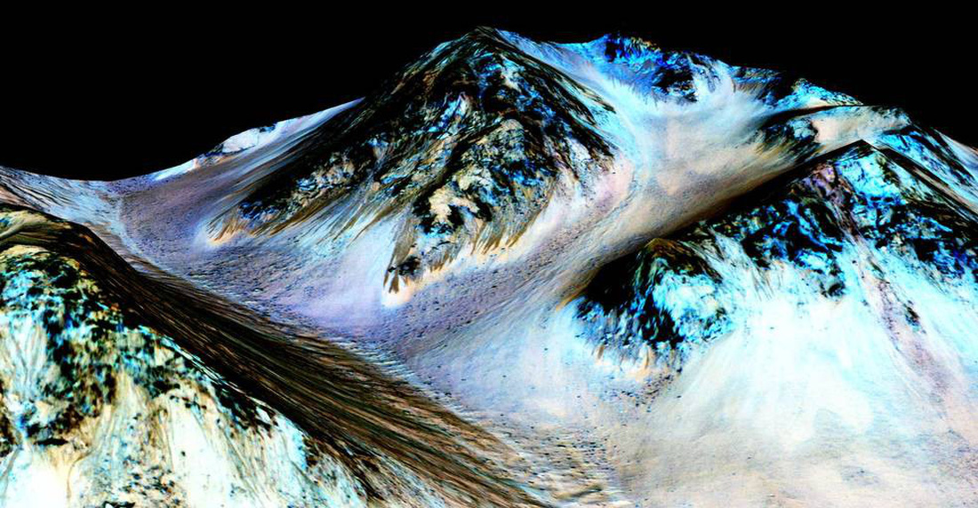 NASA đã phát hiện ra sự rò rỉ chất lỏng định kỳ tại ngọn núi này trên sao Hỏa - Ảnh: NASA