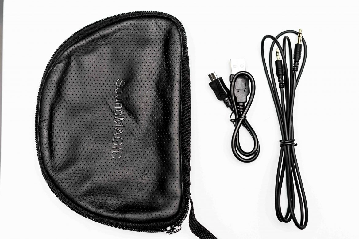 Tai nghe có bộ phụ kiện gồm túi vải khóa kéo, dây sạc micro USB và một dây nghe nhạc bằng dây.