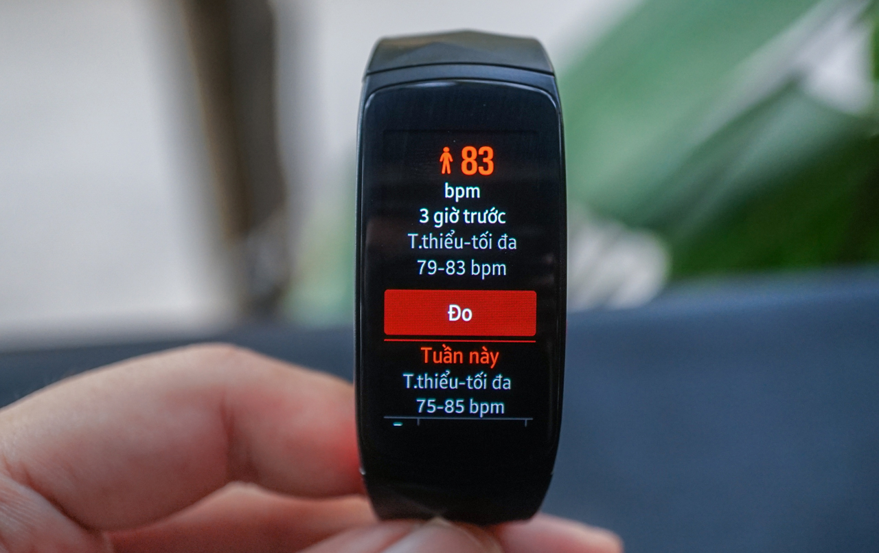 Mà hình hiển thị theo dõi sức khỏe trên Samsung Gear Fit2 Pro