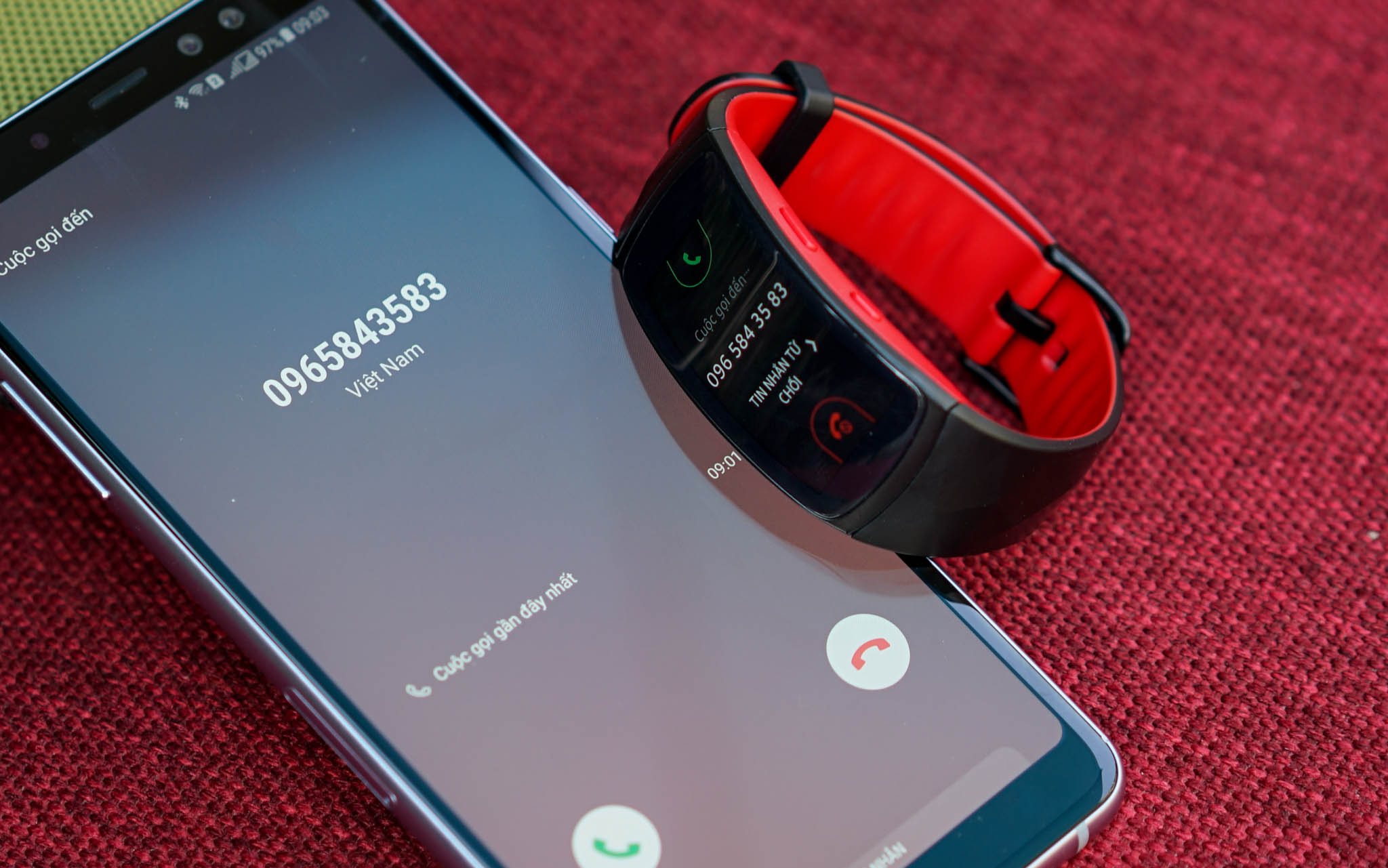 Màn hình hiển thị cuộc gọi đến trên Samsung Gear Fit2 Pro được kết nối với Smartphone
