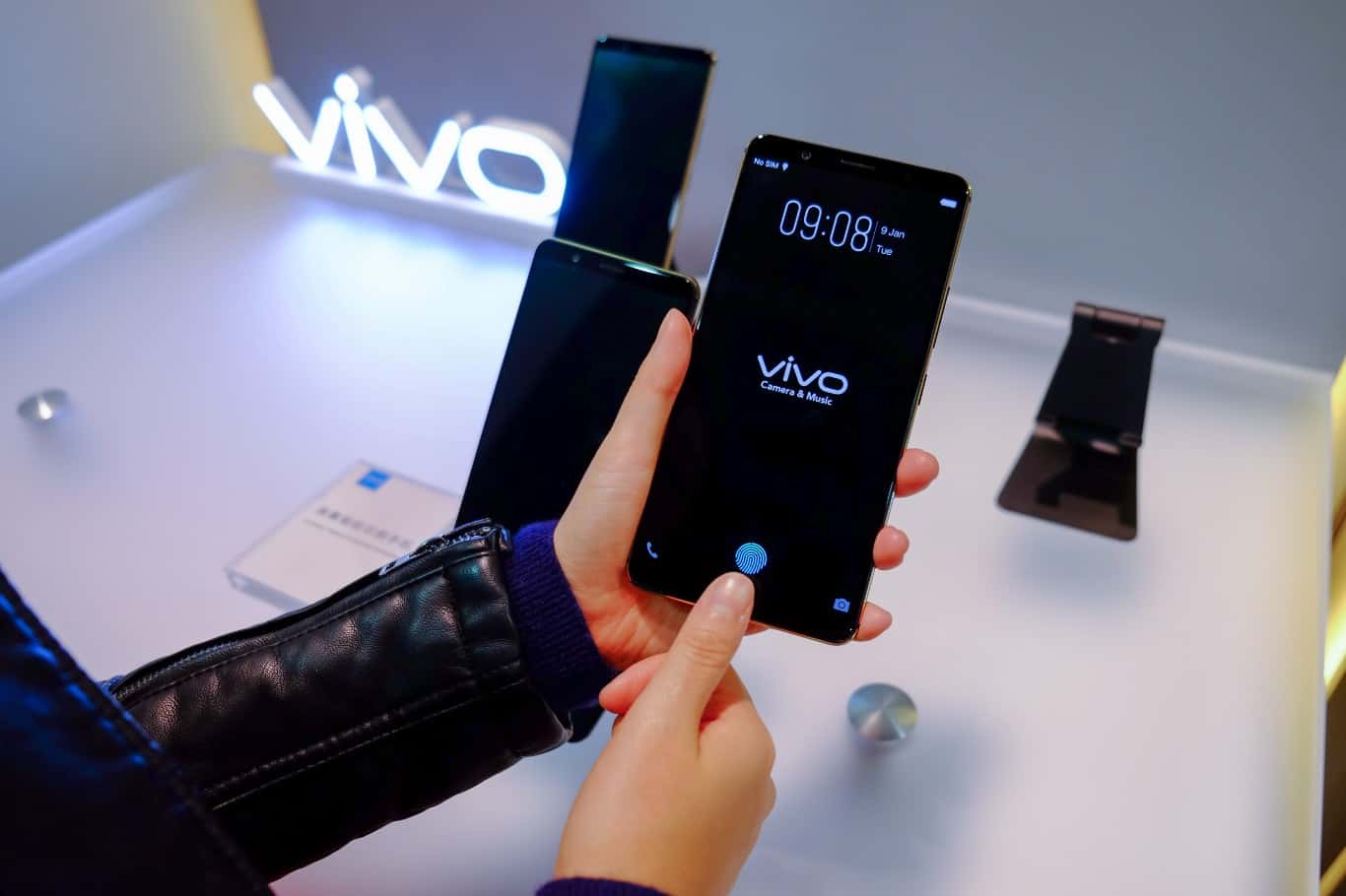 Vivo-smartphone-with-in-display-fingerprint-scanner-CES-2018-1