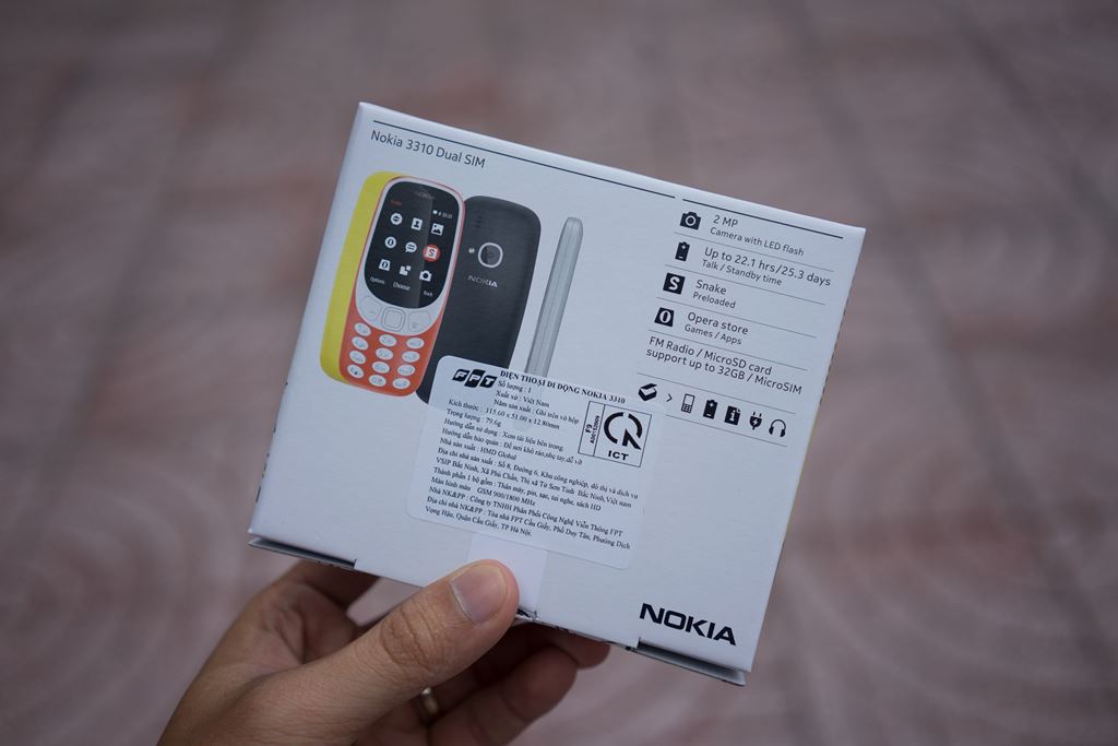 Lưng hộp in các thông số cơ bản của Nokia 3310 Dual Sim 2017. Chiếc feature phone được sản xuất tại Việt Nam.