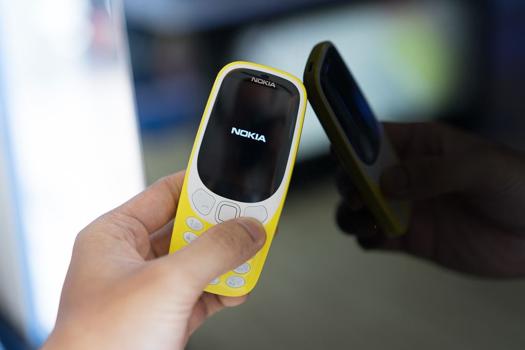 Khởi động máy và âm chuông rất riêng của Nokia sẽ nổi lên.