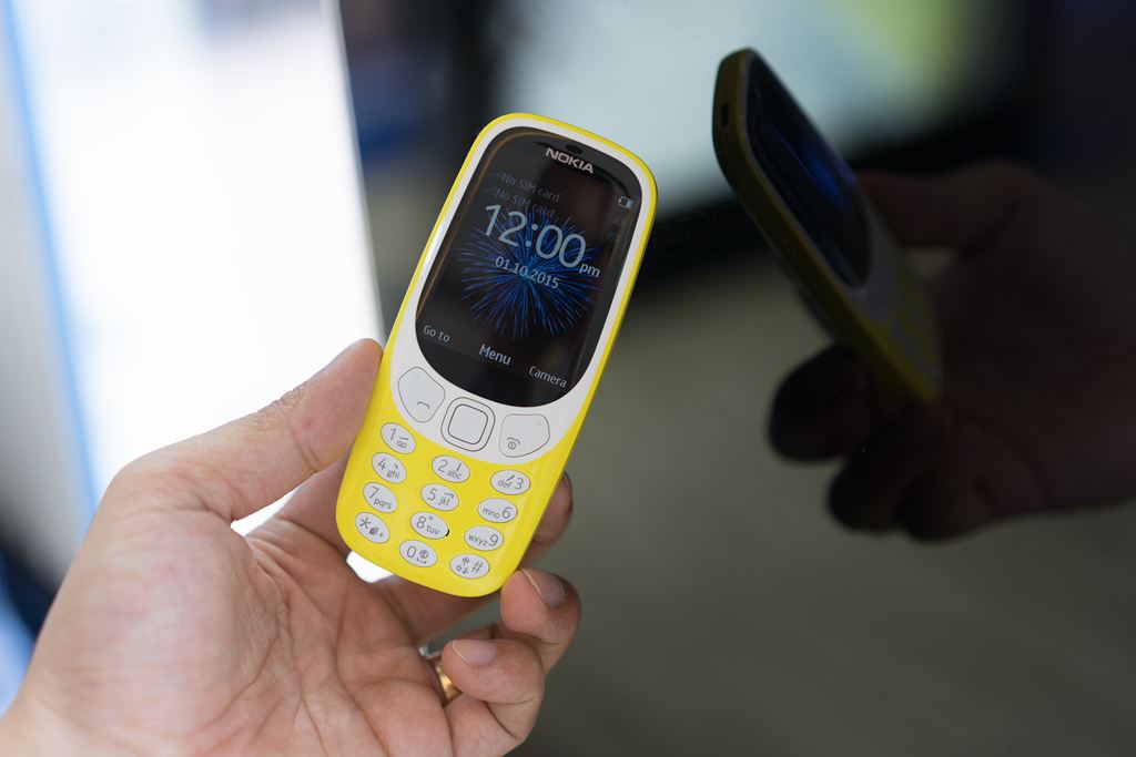 Nokia 3310 (2017) trang bị màn hình màu TFT 2,4 inch độ phân giải 240 x 320 pixels được vê cong tương tự kiểu smartphone màn hình 2,5D. Phía dưới là bàn phím T9 với các phím điều hướng được thiết kế lại.