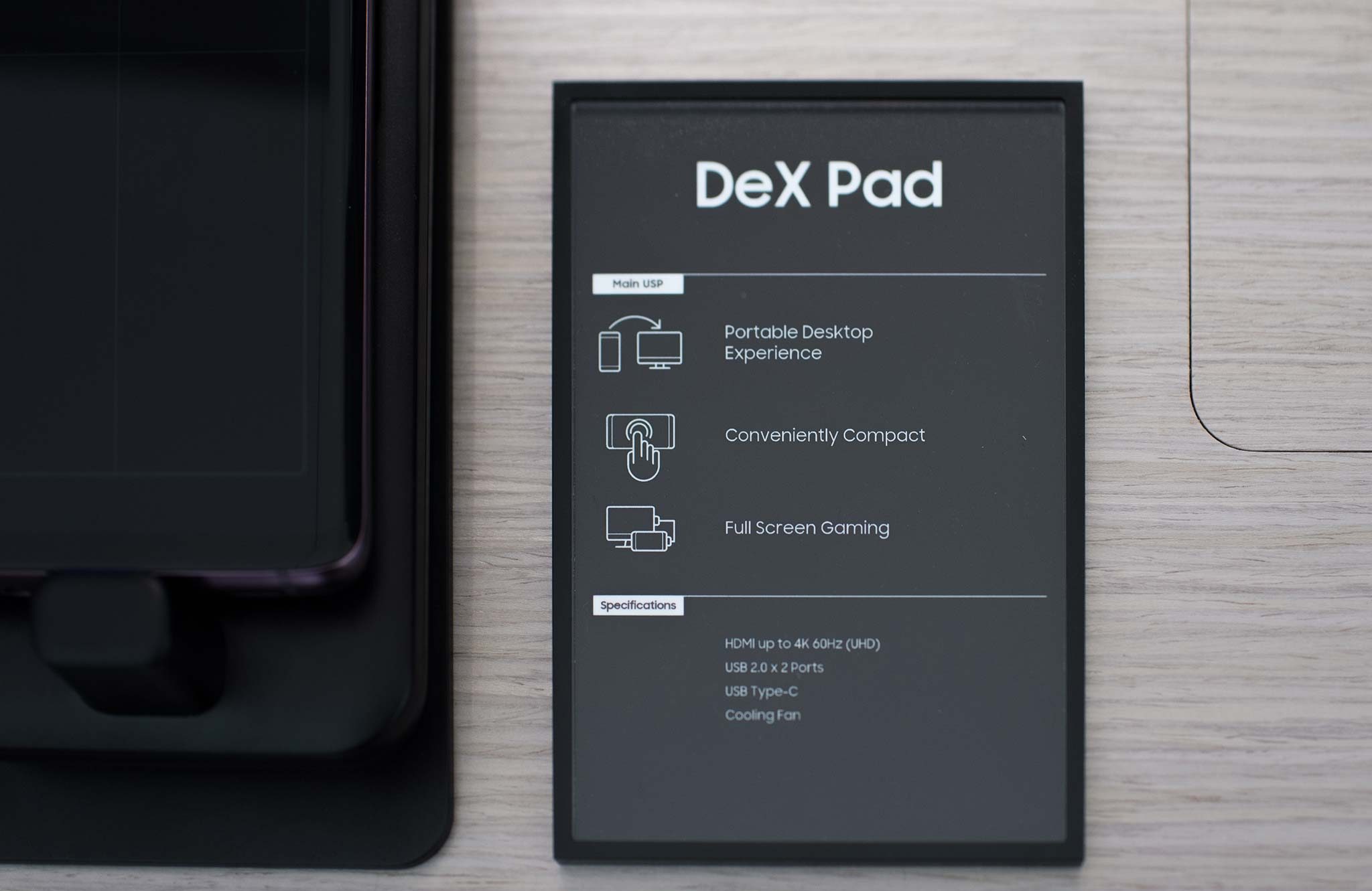Trên tay Samsung DEX 2018: thiết kế mới, có quạt tản nhiệt và dùng smartphone làm bàn rê chuột