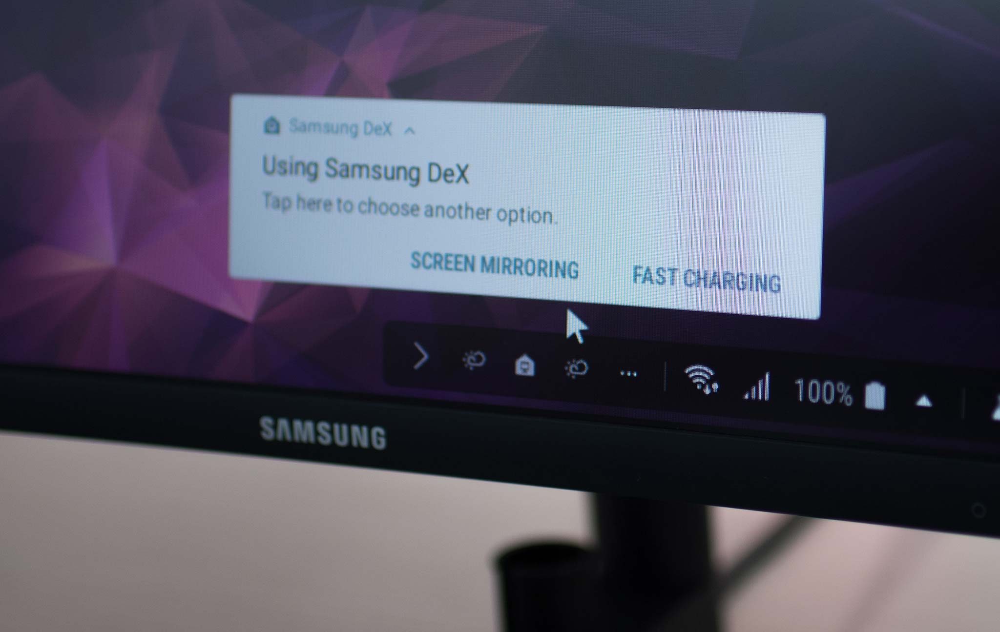 Trên tay Samsung DEX 2018: thiết kế mới, có quạt tản nhiệt và dùng smartphone làm bàn rê chuột